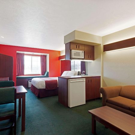 Microtel Inn & Suites By Wyndham Брендън Екстериор снимка