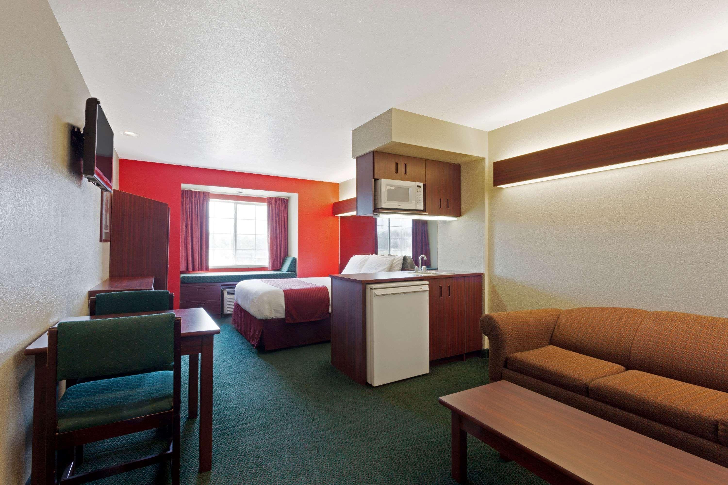Microtel Inn & Suites By Wyndham Брендън Екстериор снимка