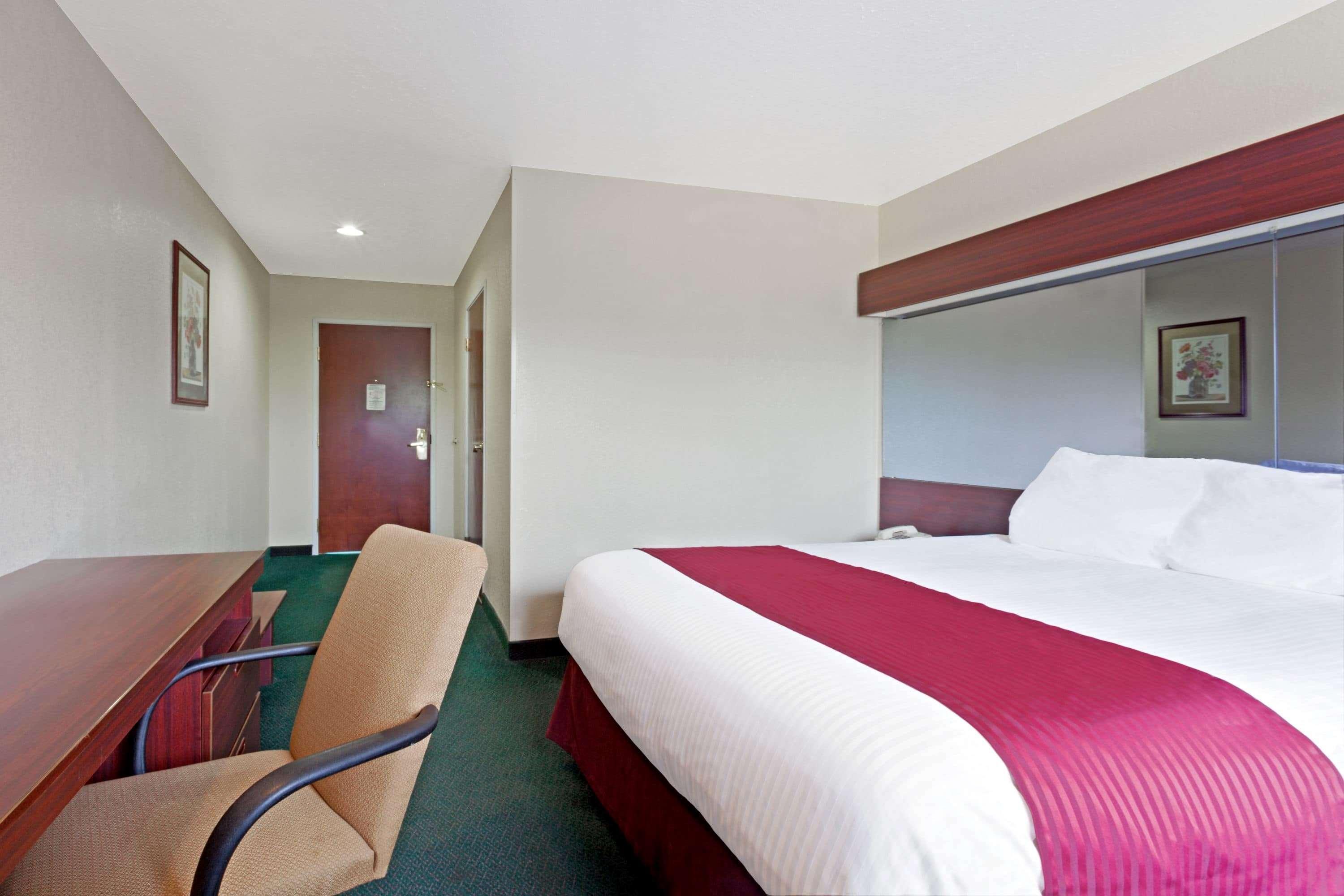 Microtel Inn & Suites By Wyndham Брендън Екстериор снимка