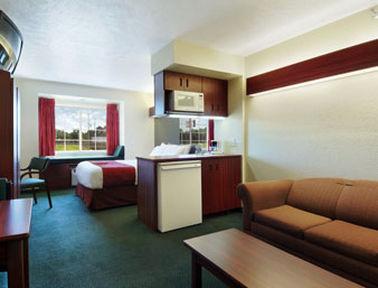 Microtel Inn & Suites By Wyndham Брендън Стая снимка